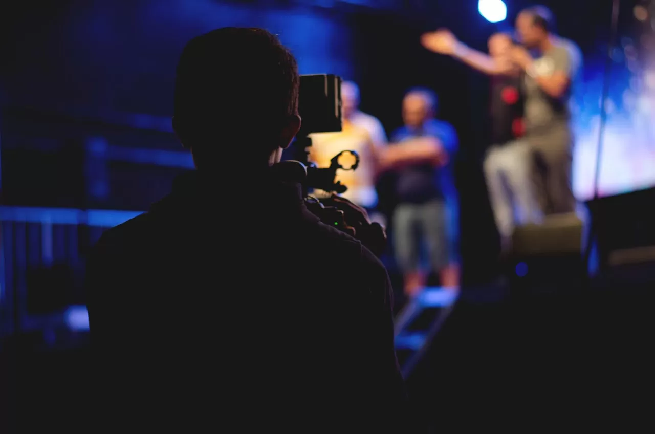 What factors affect the price of subtitle translation for film and television works?