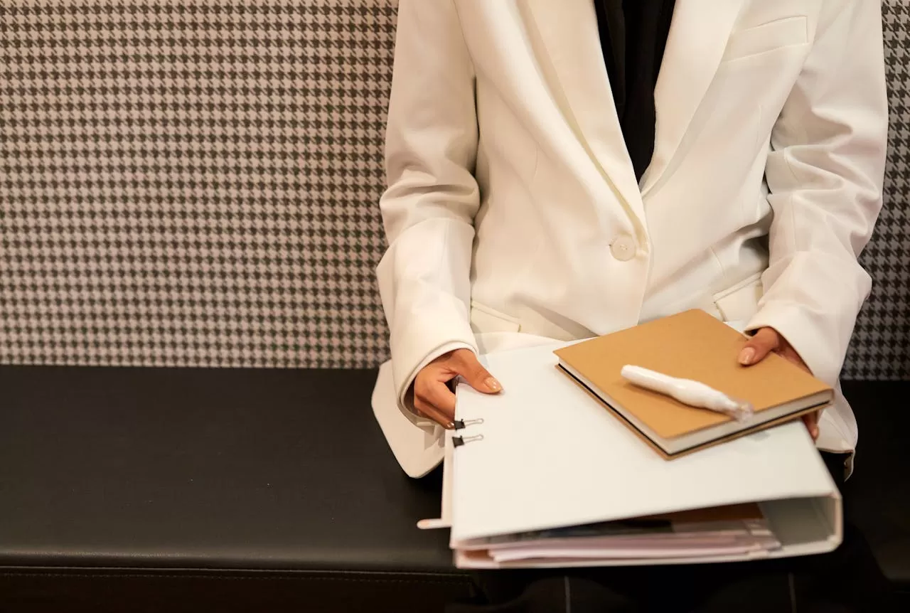 What is the fee standard for the translation of paper abstracts?